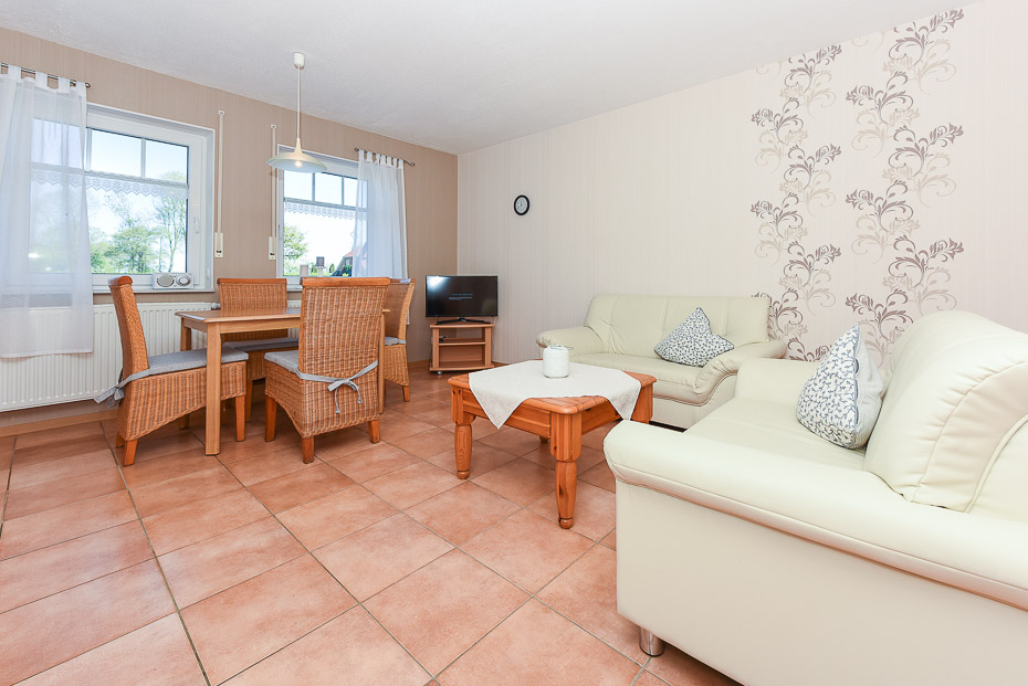 Ferienwohnung „Möwe“ (Nr. 1) - Wohnzimmer mit integriertem Küchenbereich