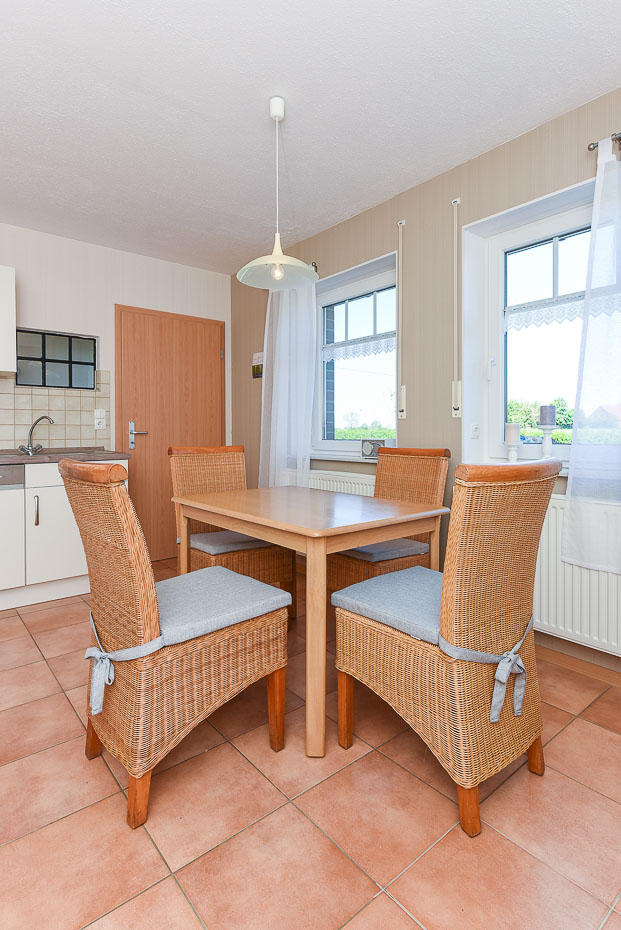 Ferienwohnung „Möwe“ (Nr. 1) - Wohnzimmer mit integriertem Küchenbereich