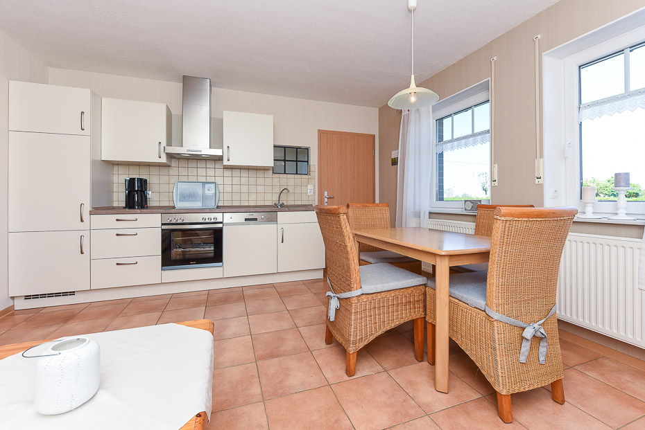 Ferienwohnung „Möwe“ (Nr. 1) - Wohnzimmer mit integriertem Küchenbereich