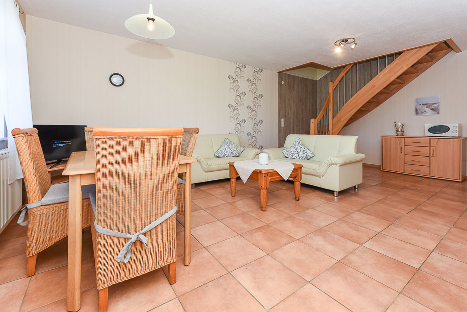 Ferienwohnung „Möwe“ (Nr. 1) - Wohnzimmer mit integriertem Küchenbereich