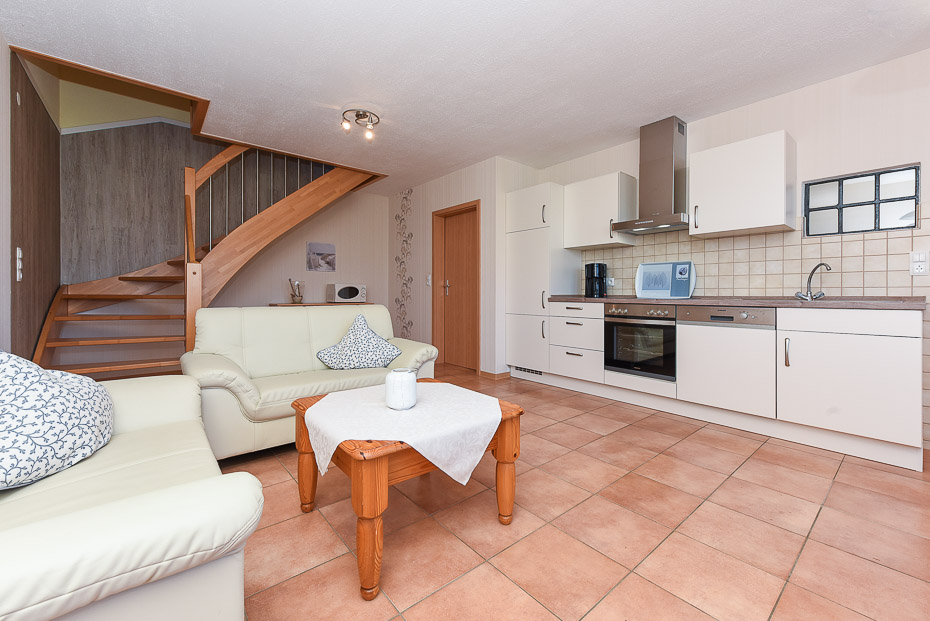 Ferienwohnung „Möwe“ (Nr. 1) - Wohnzimmer mit integriertem Küchenbereich