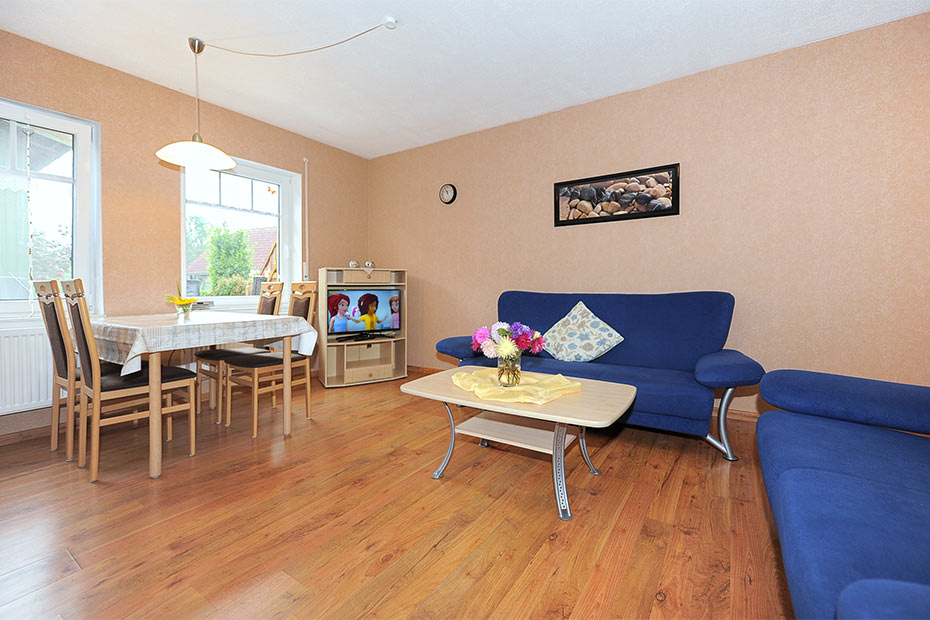 Ferienwohnung „Muschel“ (Nr. 4) - Wohnzimmer mit integriertem Küchenbereich