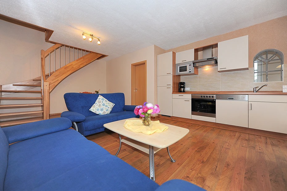 Ferienwohnung „Muschel“ (Nr. 4) - Wohnzimmer mit integriertem Küchenbereich