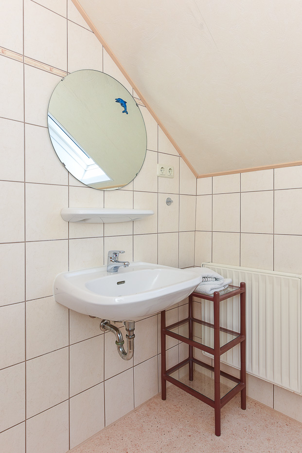 Ferienwohnung „Düne“ (Nr. 8) - Badezimmer im Obergeschoss