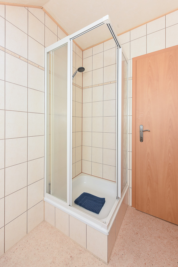 Ferienwohnung „Düne“ (Nr. 8) - Badezimmer im Obergeschoss