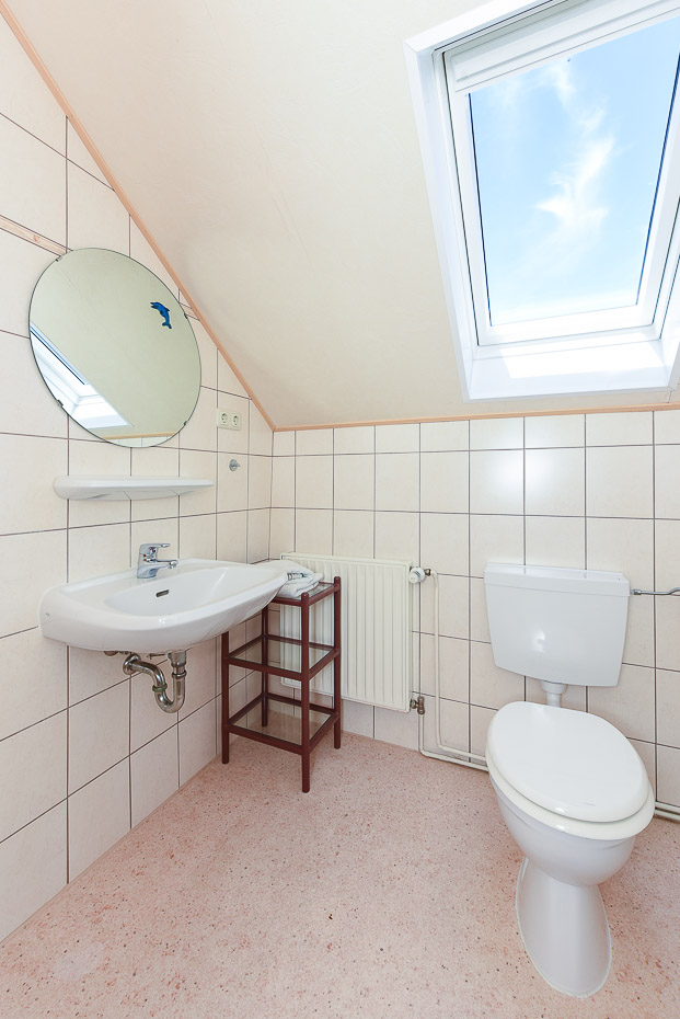 Ferienwohnung „Düne“ (Nr. 8) - Badezimmer im Obergeschoss