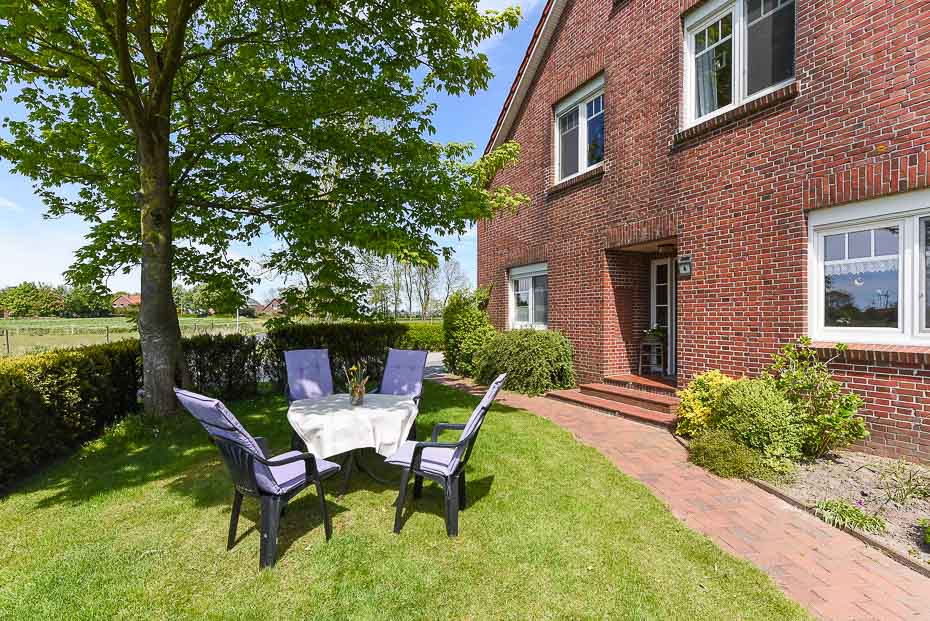 Ferienwohnung „Düne“ (Nr. 8) - Terrasse (Sitzgruppe im Garten)