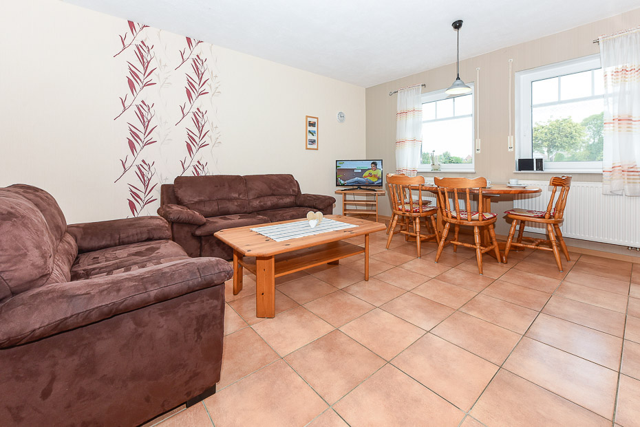 Ferienwohnung „Seestern“ (Nr. 3) - Wohnzimmer mit integriertem Küchenbereich