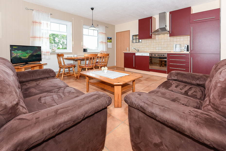 Ferienwohnung „Seestern“ (Nr. 3) - Wohnzimmer mit integriertem Küchenbereich
