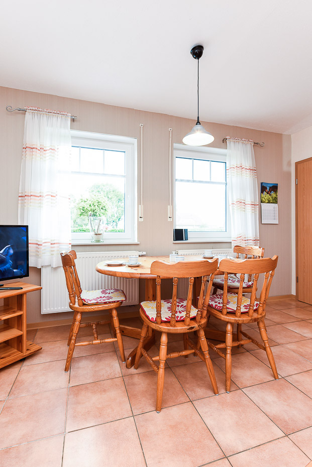 Ferienwohnung „Seestern“ (Nr. 3) - Wohnzimmer mit integriertem Küchenbereich