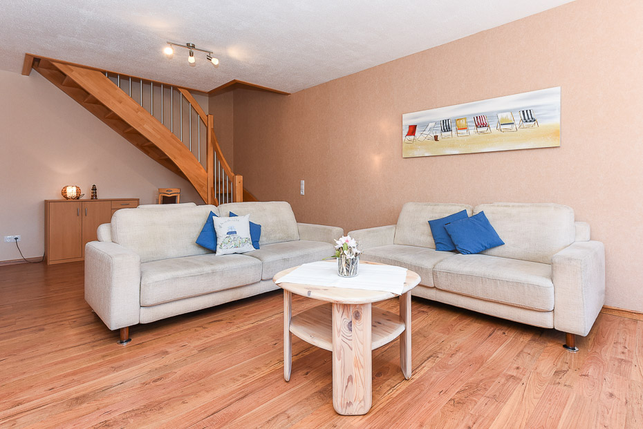 Ferienwohnung „Strandkorb“ (Nr. 5) - Wohnzimmer mit integriertem Küchenbereich