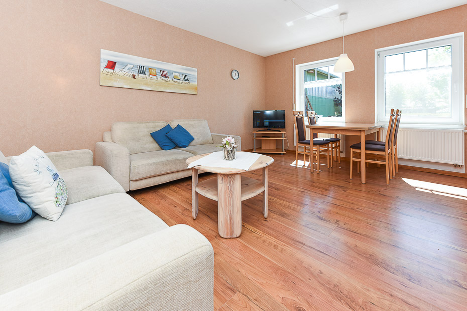 Ferienwohnung „Strandkorb“ (Nr. 5) - Wohnzimmer mit integriertem Küchenbereich