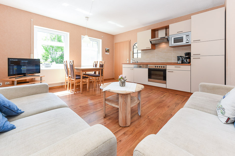 Ferienwohnung „Strandkorb“ (Nr. 5) - Wohnzimmer mit integriertem Küchenbereich