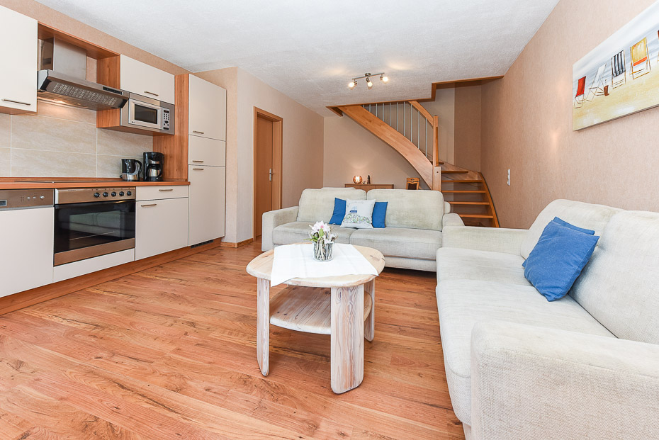Ferienwohnung „Strandkorb“ (Nr. 5) - Wohnzimmer mit integriertem Küchenbereich
