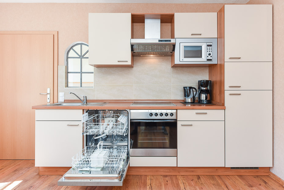 Ferienwohnung „Strandkorb“ (Nr. 5) - Wohnzimmer mit integriertem Küchenbereich