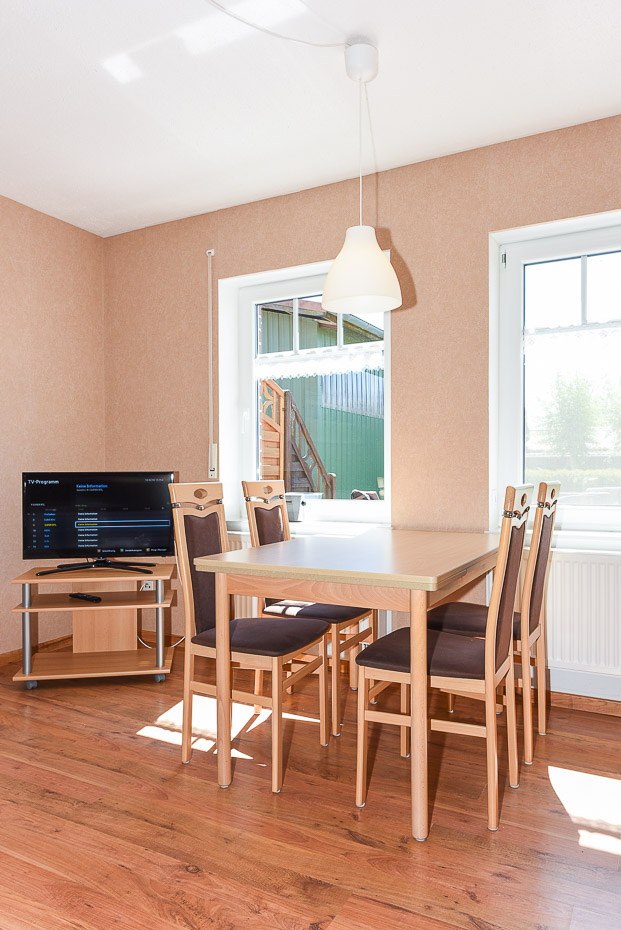 Ferienwohnung „Strandkorb“ (Nr. 5) - Wohnzimmer mit integriertem Küchenbereich