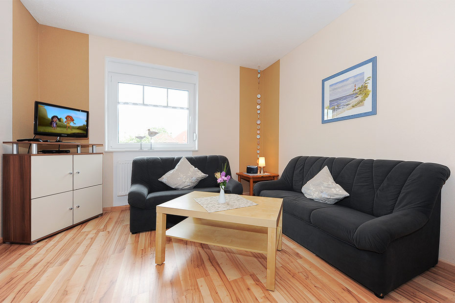 Ferienwohnung „Wattwurm“ (Nr. 6) - Wohnzimmer mit integriertem Küchenbereich