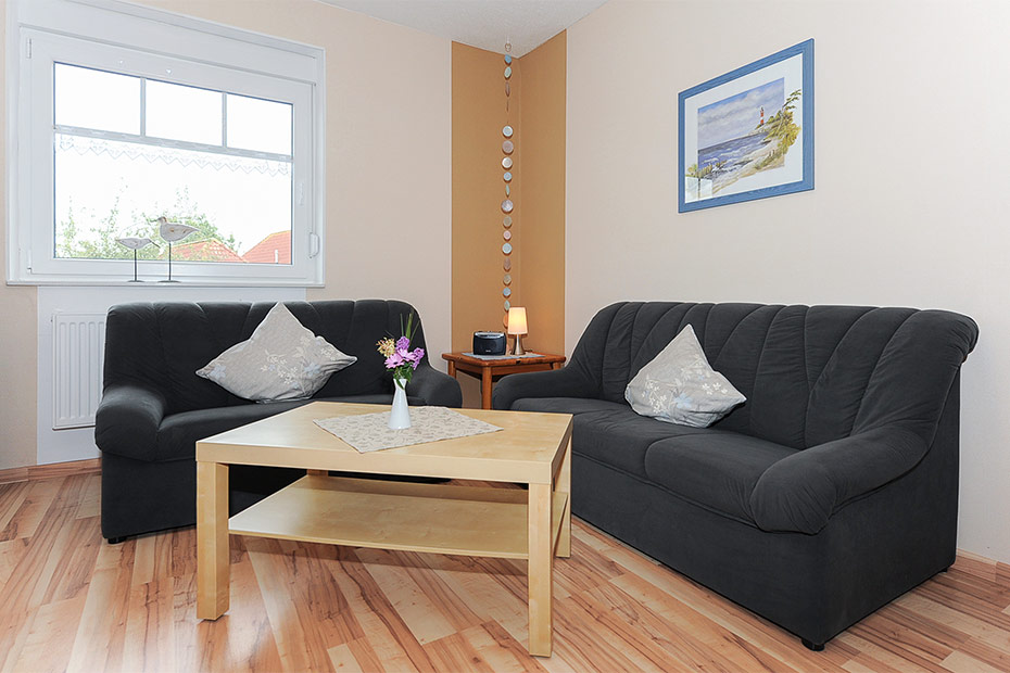 Ferienwohnung „Wattwurm“ (Nr. 6) - Wohnzimmer mit integriertem Küchenbereich