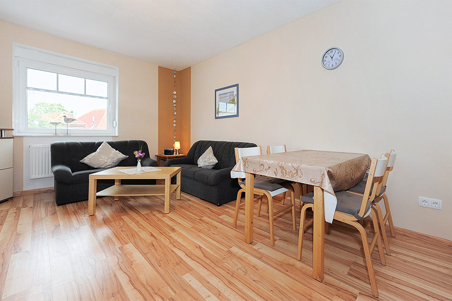 Ferienwohnung „Wattwurm“ (Nr. 6) - Wohnzimmer mit integriertem Küchenbereich