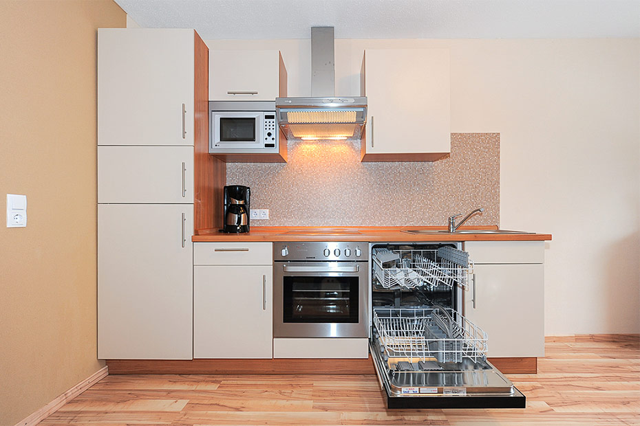 Ferienwohnung „Wattwurm“ (Nr. 6) - Wohnzimmer mit integriertem Küchenbereich