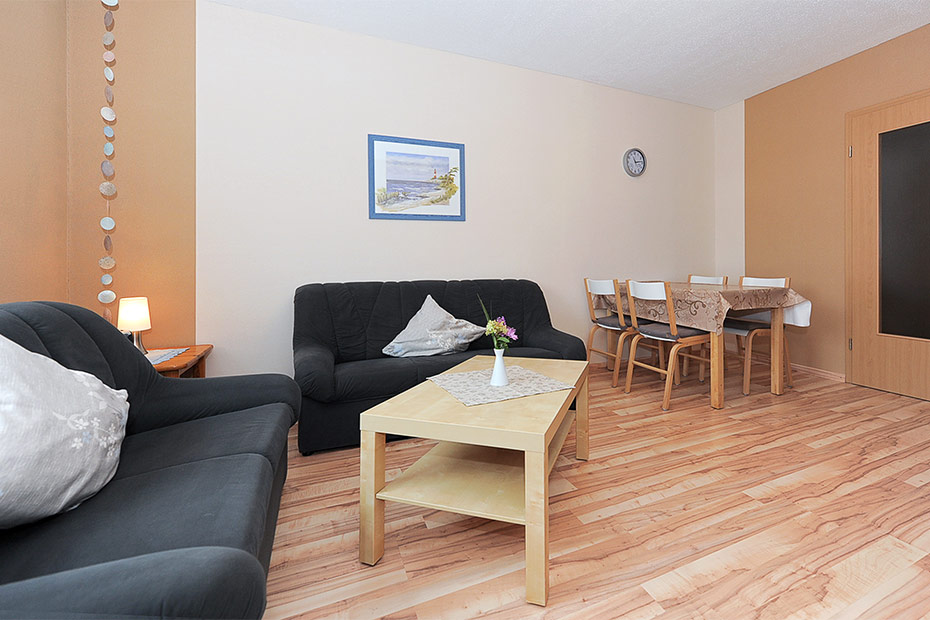 Ferienwohnung „Wattwurm“ (Nr. 6) - Wohnzimmer mit integriertem Küchenbereich