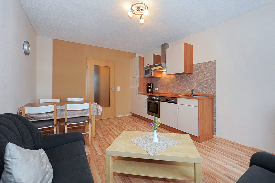 Ferienwohnung „Wattwurm“ (Nr. 6) - Wohnzimmer mit integriertem Küchenbereich