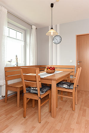 Ferienwohnung „Deichwind“ - Wohnzimmer mit integriertem Küchenbereich