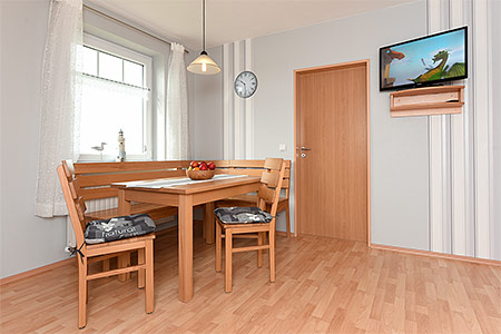 Ferienwohnung „Deichwind“ - Wohnzimmer mit integriertem Küchenbereich