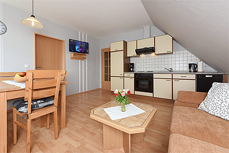 Ferienwohnung „Deichwind“ - Wohnzimmer mit integriertem Küchenbereich