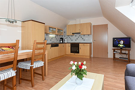 Ferienwohnung „Leuchtturm“ - Wohnzimmer mit integriertem Küchenbereich