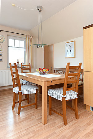 Ferienwohnung „Leuchtturm“ - Wohnzimmer mit integriertem Küchenbereich