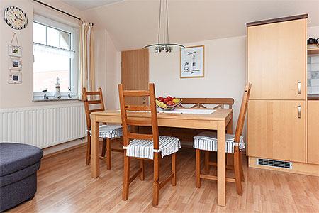 Ferienwohnung „Leuchtturm“ - Wohnzimmer mit integriertem Küchenbereich