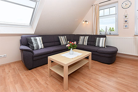 Ferienwohnung „Leuchtturm“ - Wohnzimmer mit integriertem Küchenbereich