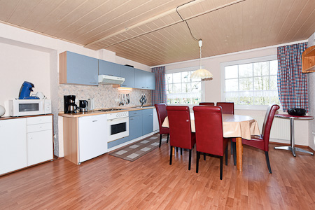 Ferienwohnung 2 - Wohnzimmer mit integriertem Küchenbereich