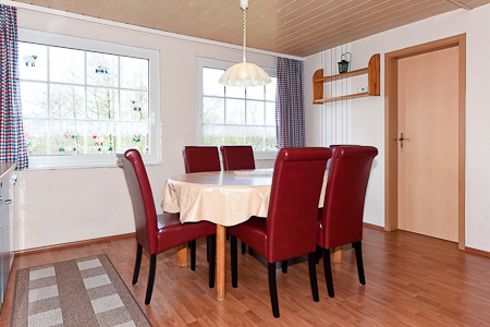 Ferienwohnung 2 - Wohnzimmer mit integriertem Küchenbereich