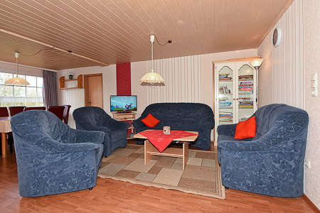 Ferienwohnung 2 - Wohnzimmer mit integriertem Küchenbereich