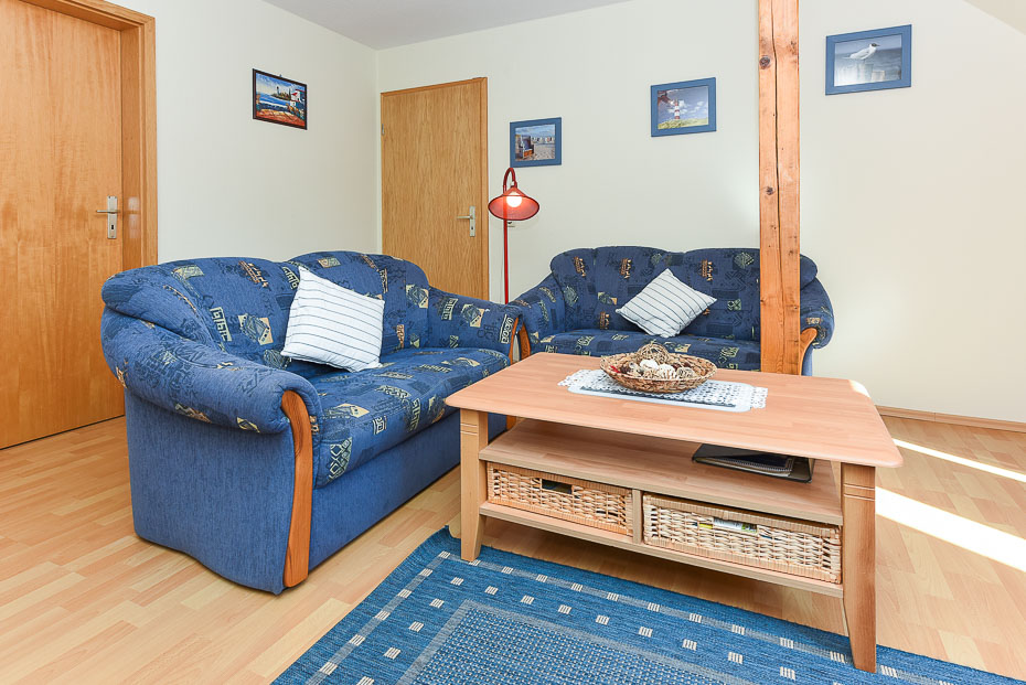 Ferienwohnung „Peerstall“ - Wohnzimmer mit integriertem Küchenbereich