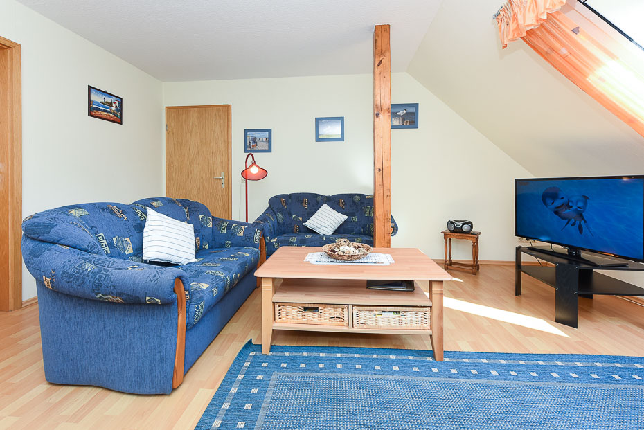 Ferienwohnung „Peerstall“ - Wohnzimmer mit integriertem Küchenbereich