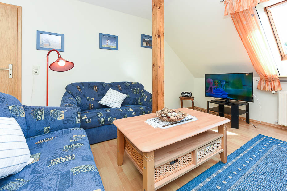 Ferienwohnung „Peerstall“ - Wohnzimmer mit integriertem Küchenbereich