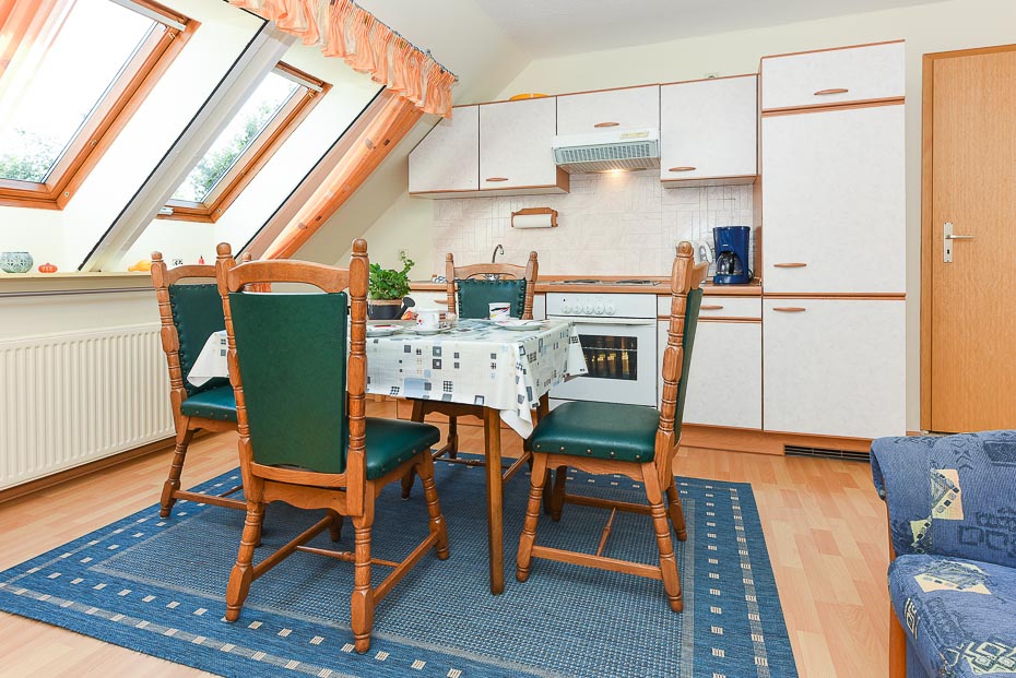 Ferienwohnung „Peerstall“ - Wohnzimmer mit integriertem Küchenbereich