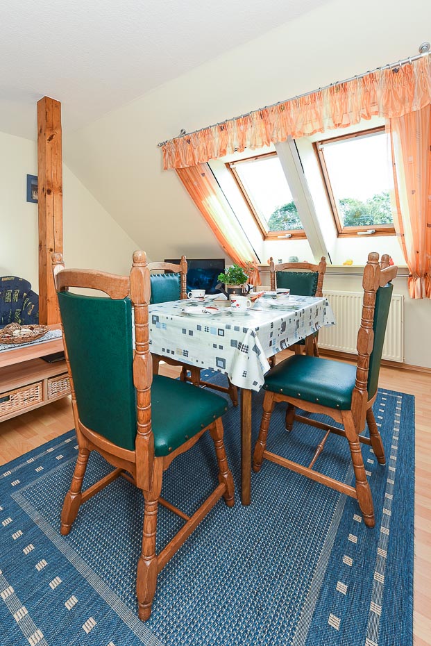 Ferienwohnung „Peerstall“ - Wohnzimmer mit integriertem Küchenbereich