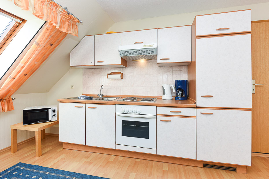 Ferienwohnung „Peerstall“ - Wohnzimmer mit integriertem Küchenbereich