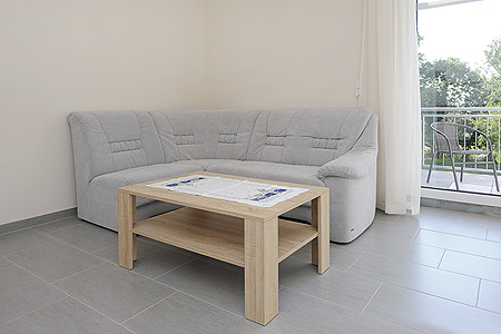 Ferienwohnung „Kornfeld“ - Wohnzimmer mit integriertem Küchenbereich