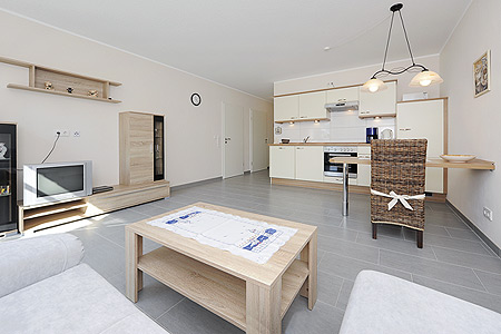 Ferienwohnung „Kornfeld“ - Wohnzimmer mit integriertem Küchenbereich