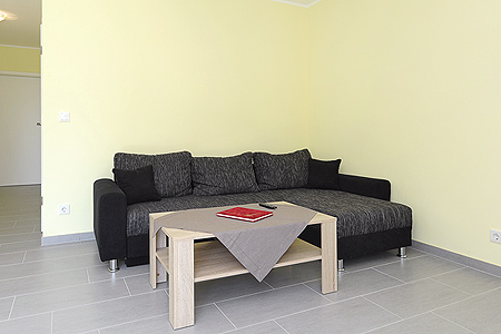 Ferienwohnung „Seestern“ - Wohnzimmer mit integriertem Küchenbereich