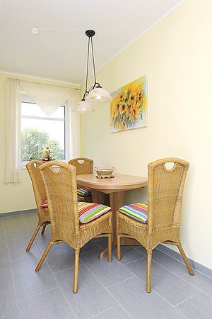 Ferienwohnung „Seestern“ - Wohnzimmer mit integriertem Küchenbereich