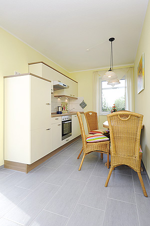 Ferienwohnung „Seestern“ - Wohnzimmer mit integriertem Küchenbereich