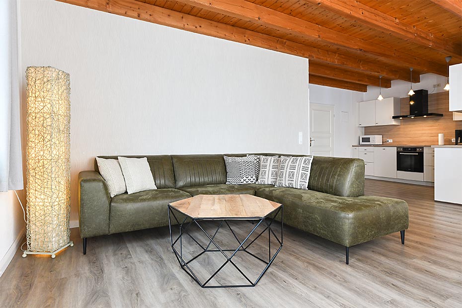 Ferienwohnung Deichwohnung - Wohnzimmer mit integriertem Küchenbereich