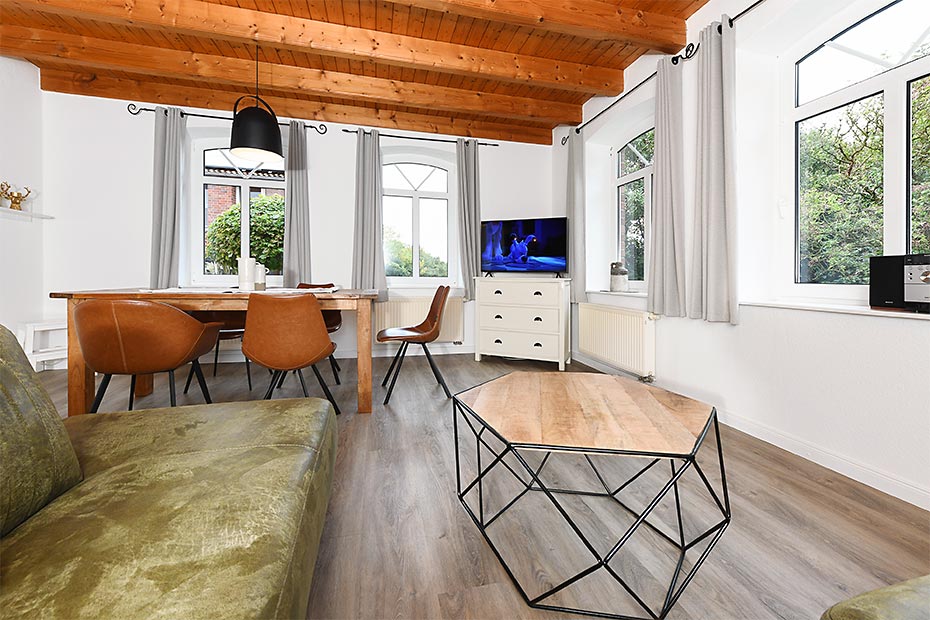 Ferienwohnung Deichwohnung - Wohnzimmer mit integriertem Küchenbereich