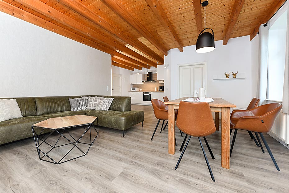 Ferienwohnung Deichwohnung - Wohnzimmer mit integriertem Küchenbereich